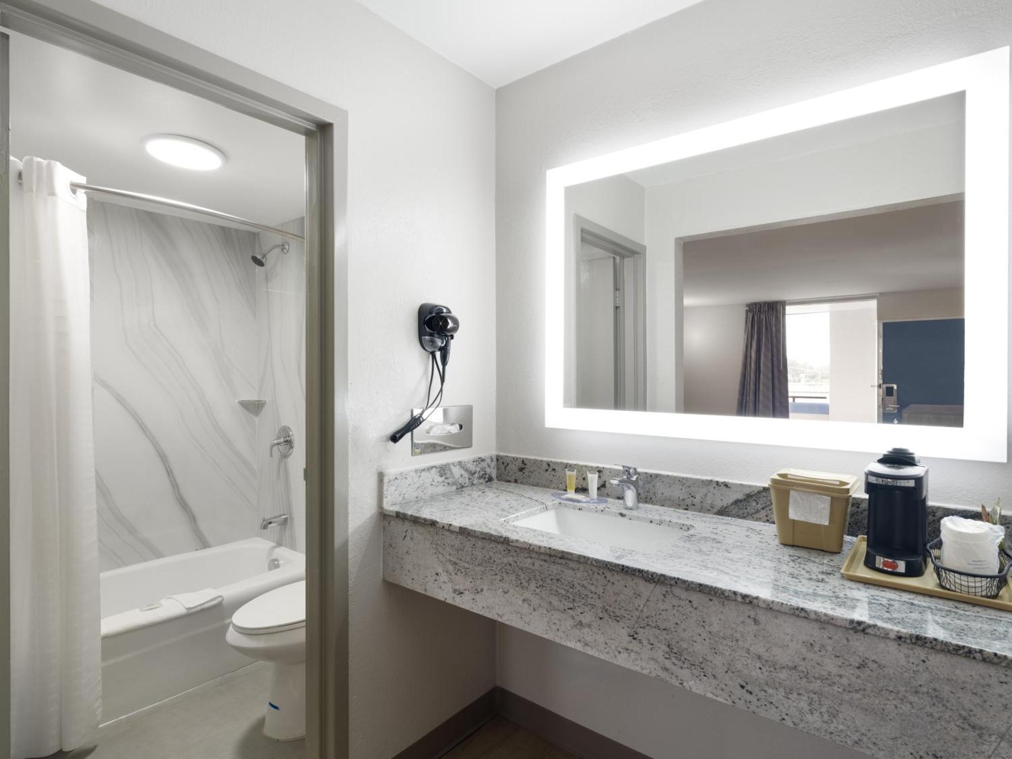 Days-Inn By Wyndham Montgomery I-85 エクステリア 写真