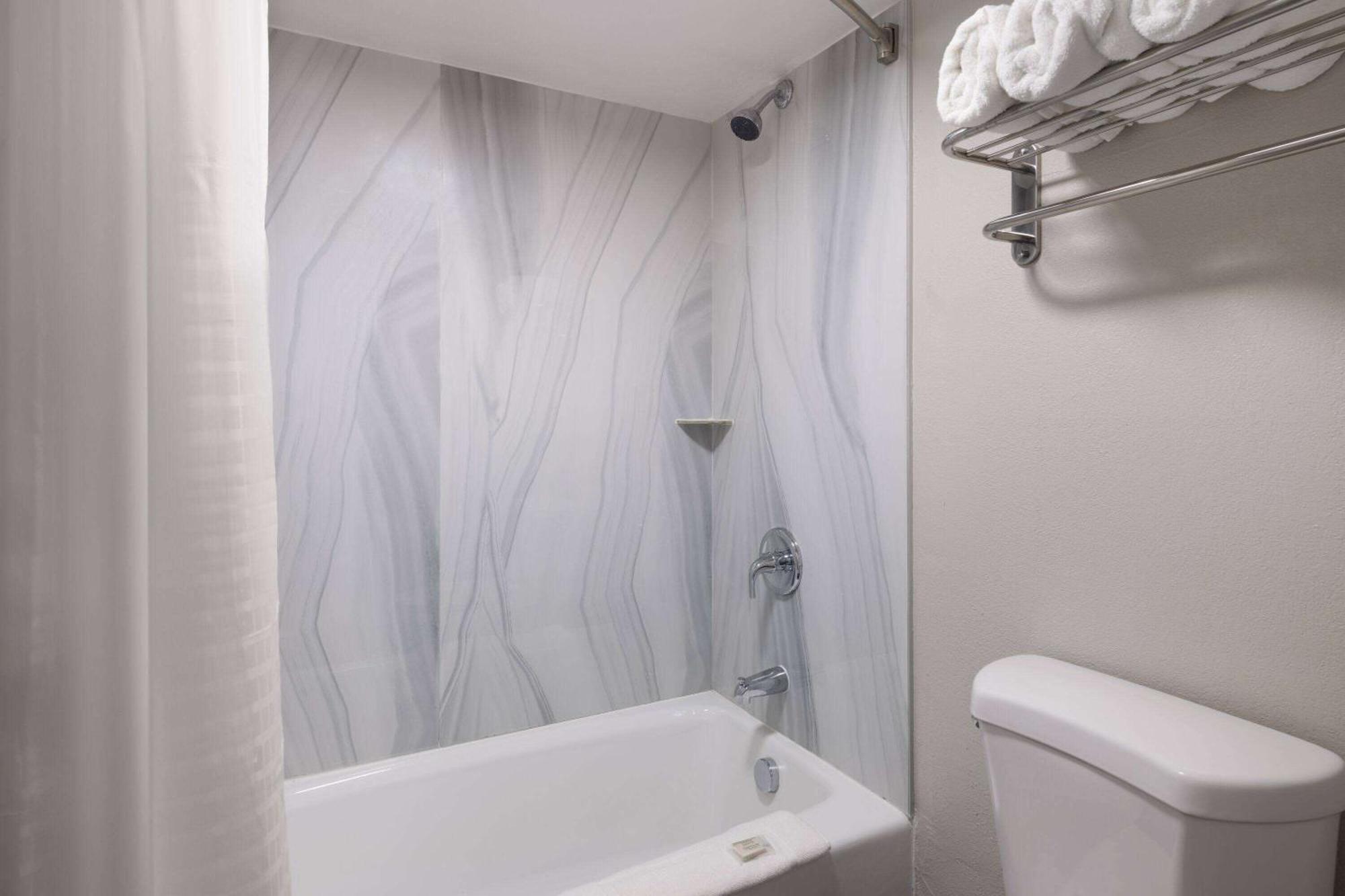 Days-Inn By Wyndham Montgomery I-85 エクステリア 写真