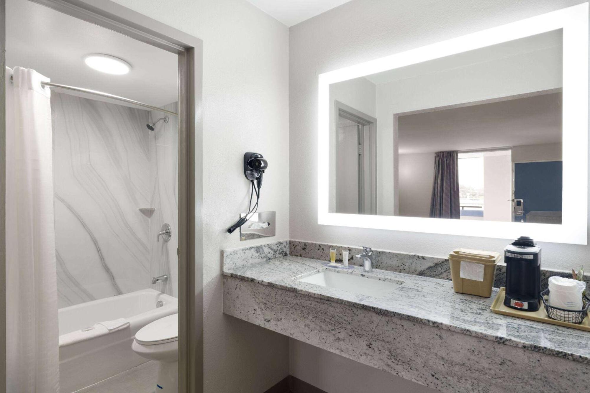 Days-Inn By Wyndham Montgomery I-85 エクステリア 写真