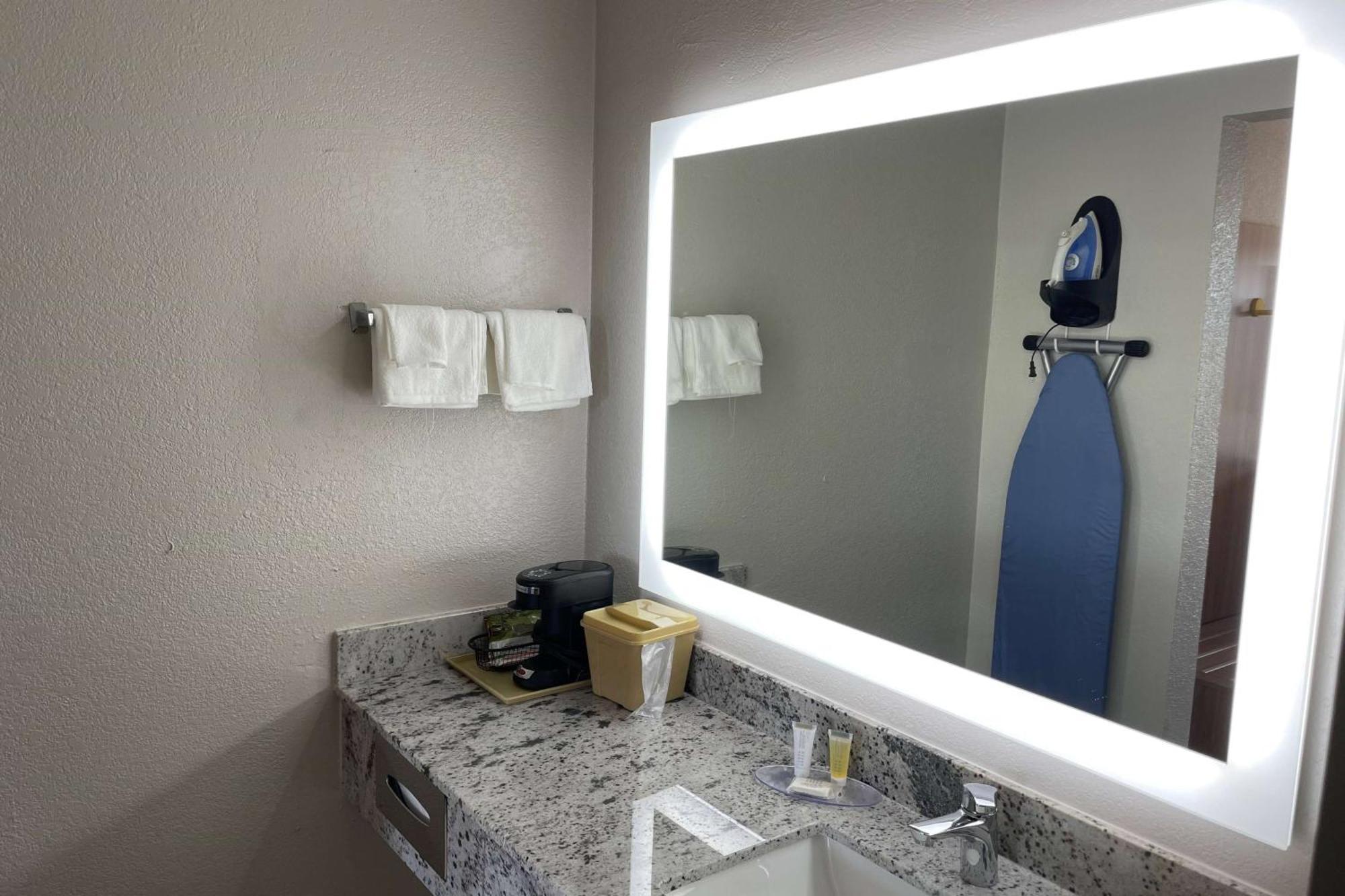 Days-Inn By Wyndham Montgomery I-85 エクステリア 写真